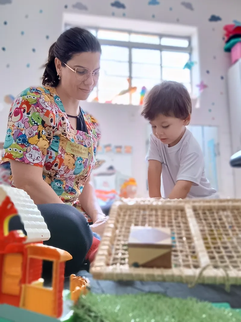 Mônica em sessão terapêutica com criança