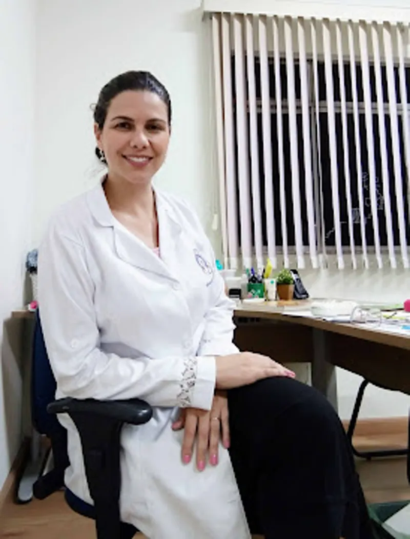 Mônica em seu consultório clínico