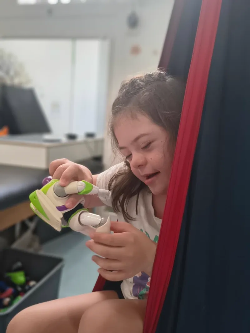 Criança em sessão lúdica de fonoaudiologia