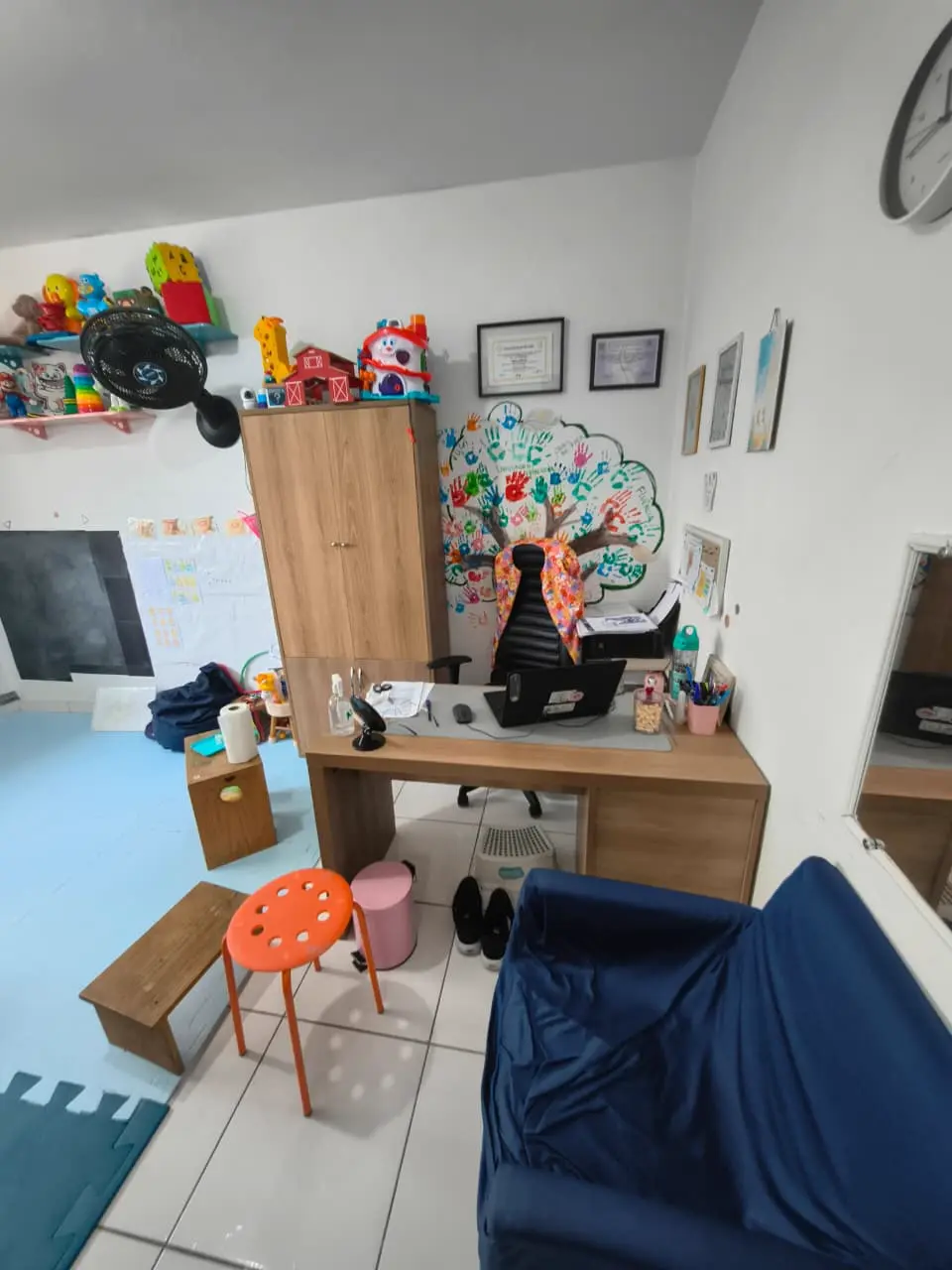 Consultório clínico com escrivaninha e materiais