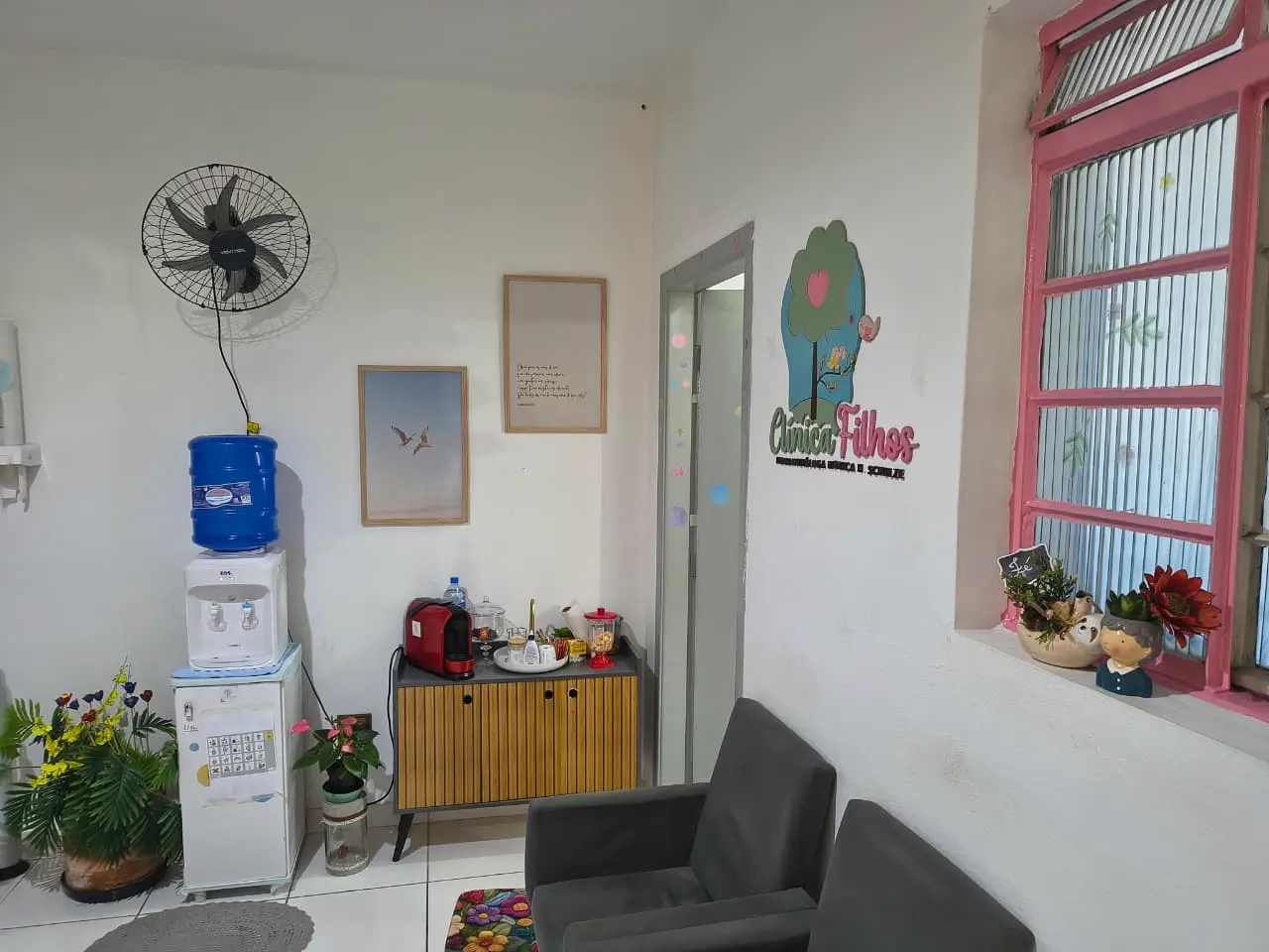 Recepção da Clínica Filhos com logo na entrada