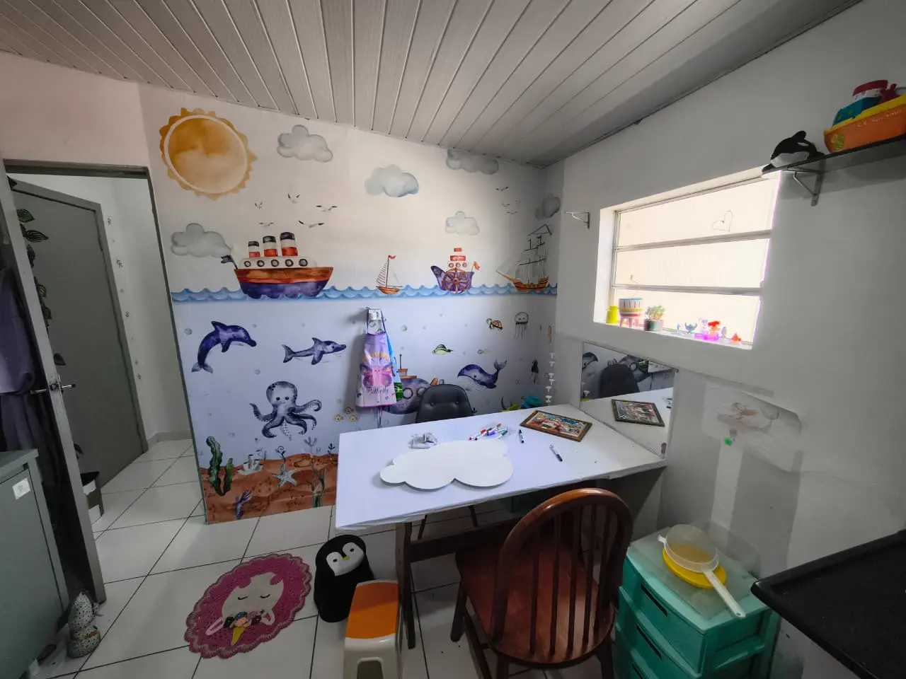 Sala temática com mural marinho para crianças